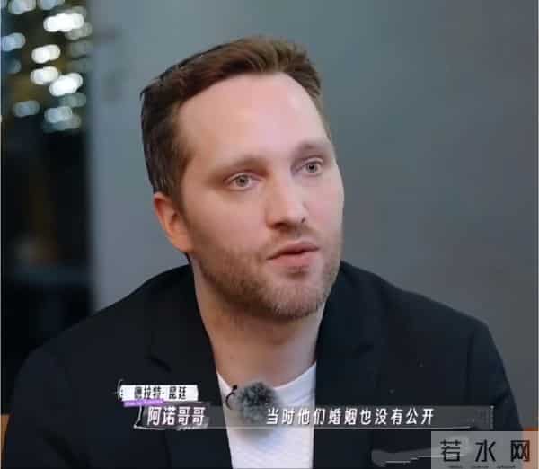 董力陪老婆工作，跟身后提包罗圈腿抢镜，阿诺穿超短裙美成洋娃娃