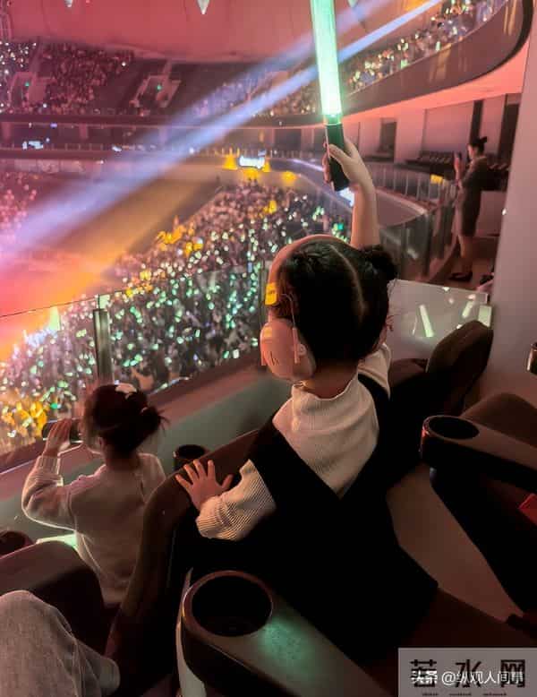 林峯上海演唱会，和张馨月贴脸搂抱亲密，舞台上疯狂顶胯被骂惨