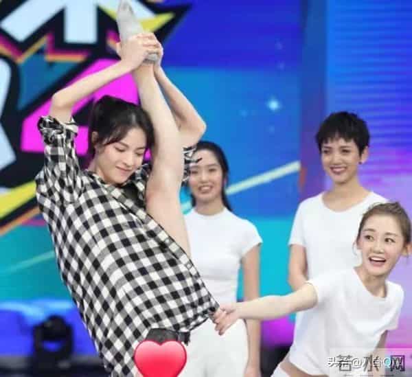 人不红倒是爱蹭！合影抢C位，当众让李晨难堪的她，如今过得怎样