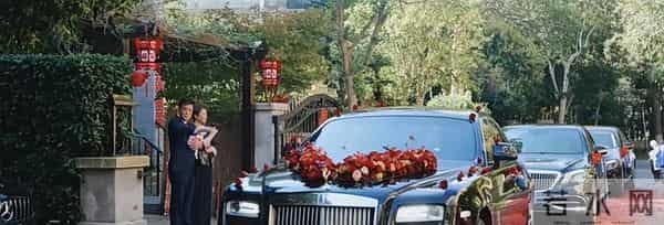 李嘉欣姐姐在上海参加继子婚礼,被敬茶笑不拢嘴,15岁儿子罕露脸