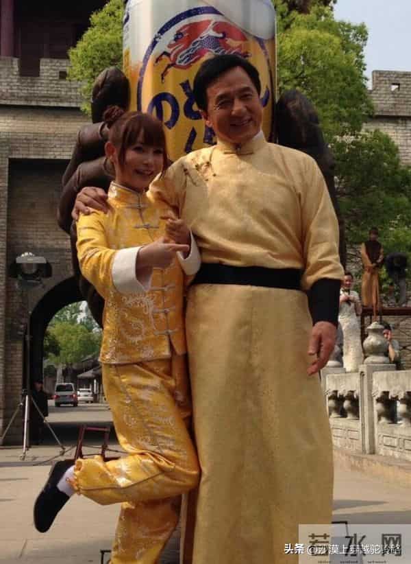 71岁成龙和日本女星中川翔子见面，用手抚摸对方孕肚，眼神好温柔