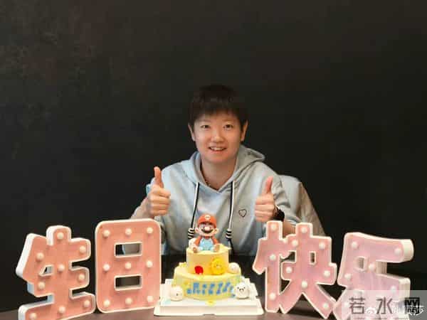 莎莎生日果然有惊喜！不仅有定制蛋糕还有漂亮的烟花，王cc在放！