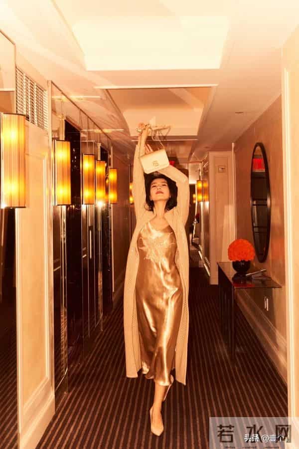 高圆圆太欲了，气质与生活态度沉淀出的立体韵味