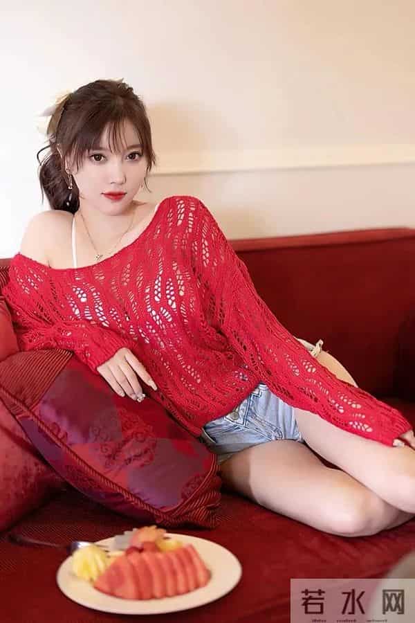 杨晨晨身穿红色镂空罩衫搭配牛仔热裤,这也太妩媚性感了吧