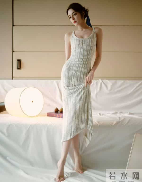 迪丽热巴光脚也太绝了！针织裙衬出纤美身材，温柔裹着慵懒的气质