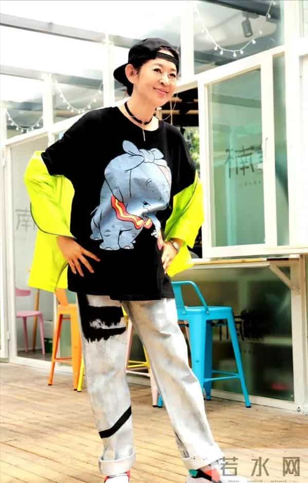 六十多岁倪萍美到认不出！穿汉服亮相端庄优雅，好似画中走出人物