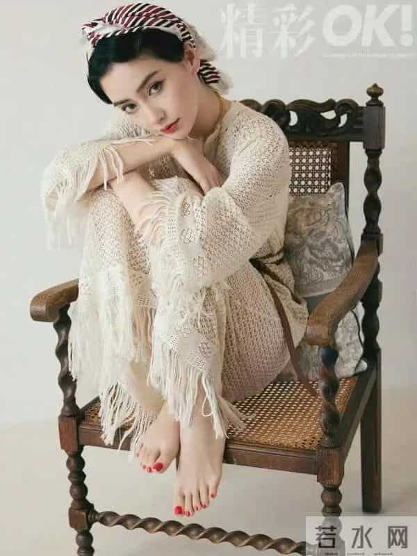 杨颖大胆展示自己光脚丫美腿美好身材