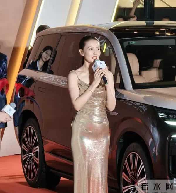 45岁的高圆圆 跌落神坛了 她穿紧身的鎏金裙小肚腩突出，法令纹明显