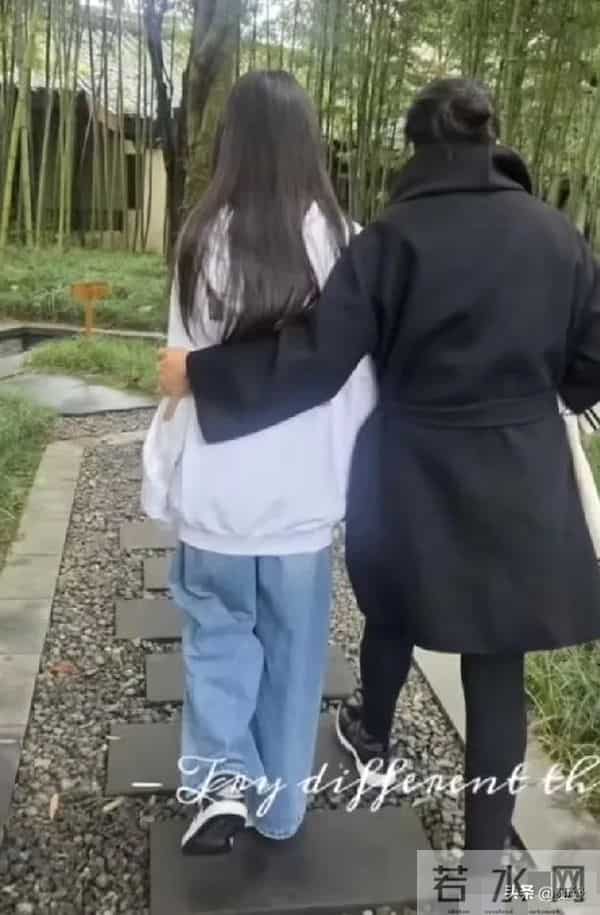 小玥儿和奶奶牵手成都公园，身高比肩张兰，气质像妈妈大S