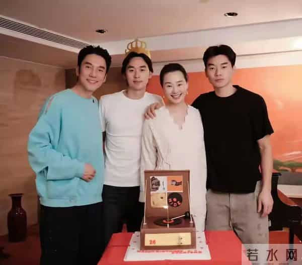 林依轮给长子庆生，26岁林子濠帅得像混血，西华蹲地照顾86岁婆婆