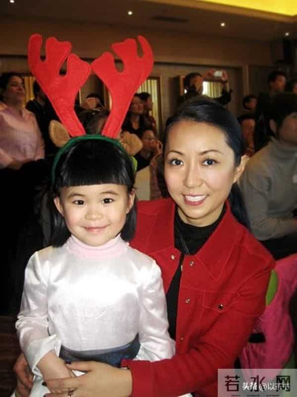 她曾火遍全国，巅峰时与台湾音乐家隐居，如今58岁未婚与养女相伴