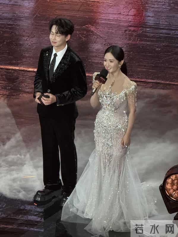 张杰的眼光真不赖啊!谢娜一袭带钻礼裙主持节目,仪态大方太美了