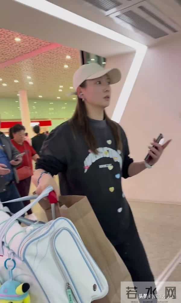 黄雅琼深圳机场到达路透，穿黑色印花卫衣套装，走路带风又美又飒