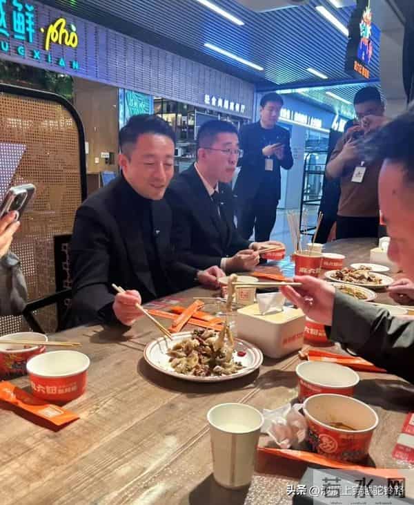 太有面！小井现身北京，汪小菲高规格接待，两人同排并坐一起用餐