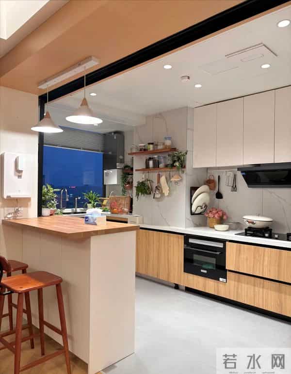 53岁杨钰莹晒出独居生活：一个人，养花种菜，与狗相伴，好自在！