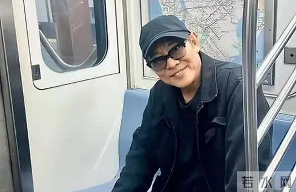 62岁李连杰豪宅游泳，脱光上衣自证清白，大腹便便并无刀疤