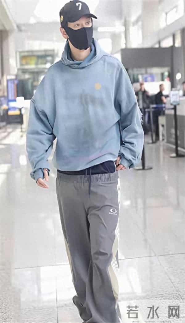 黄晓明现身机场，裤子半掉着卫衣一裹，没人懂，但谁都多看了两眼