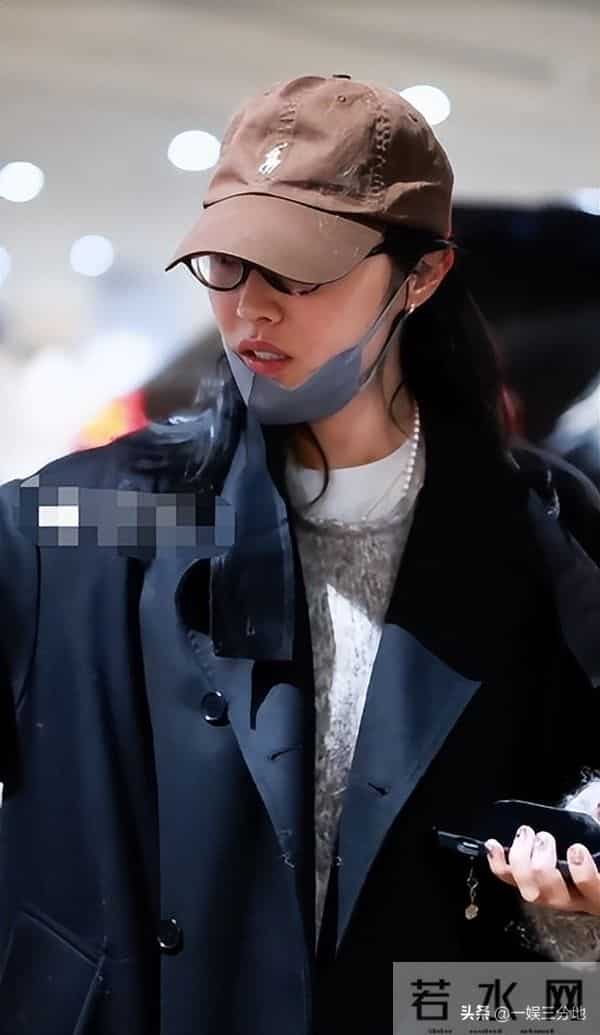 白百何一家回国,大儿子又黑又老,小儿子长相曝光眼小脸大不像她