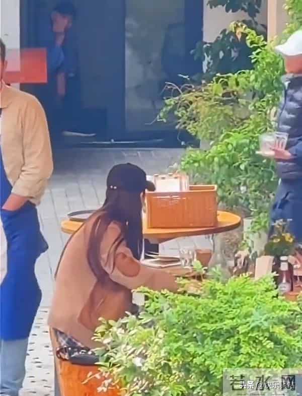 baby在上海路边摊吃饭 吃到忘情还舔手指 用手擦嘴擦脸 毫无星味