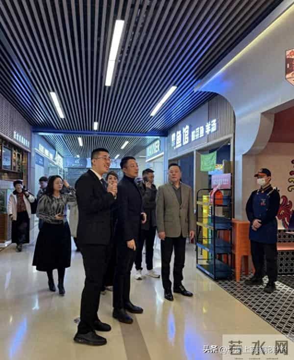 太有面！小井现身北京，汪小菲高规格接待，两人同排并坐一起用餐