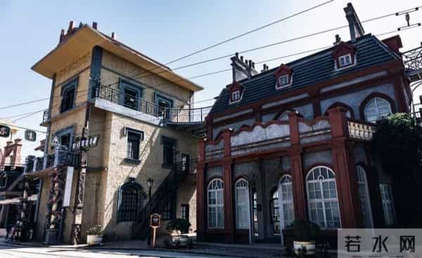 倪萍怎么都没想到，杨亚洲69岁的时候，能带着一家人站到台前