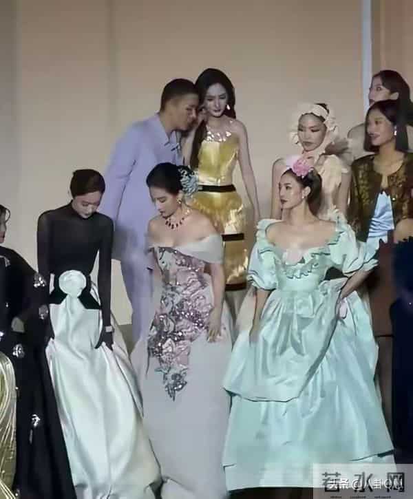 人不红倒是爱蹭！合影抢C位，当众让李晨难堪的她，如今过得怎样