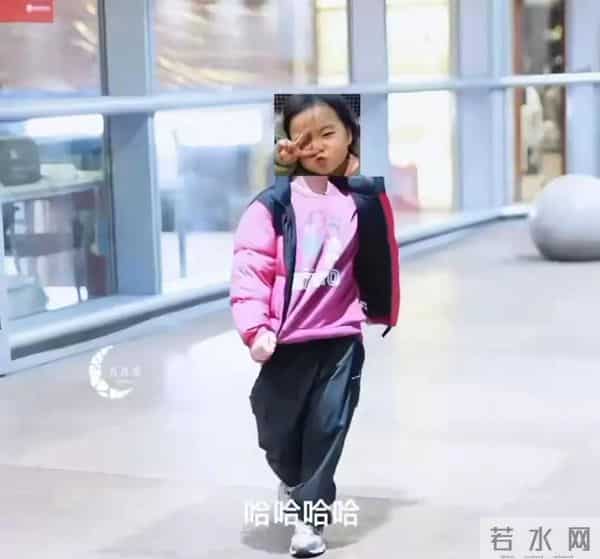 白百何带俩儿子现身，17岁大儿子像陈羽凡，5岁二宝太机灵