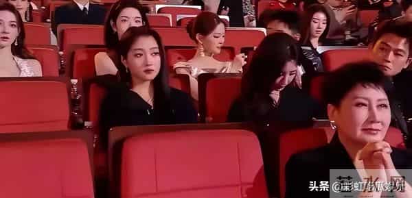 马思纯欧豪分手7年后同框,欧豪偷瞄马思纯,女方已经彻底放下