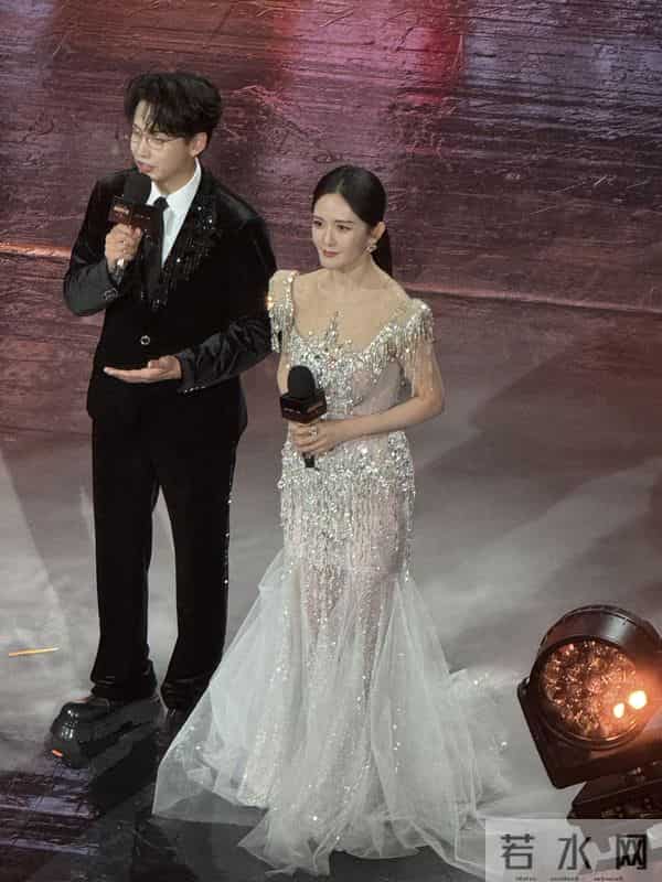 张杰的眼光真不赖啊！谢娜一袭带钻礼裙主持节目，仪态大方太美了