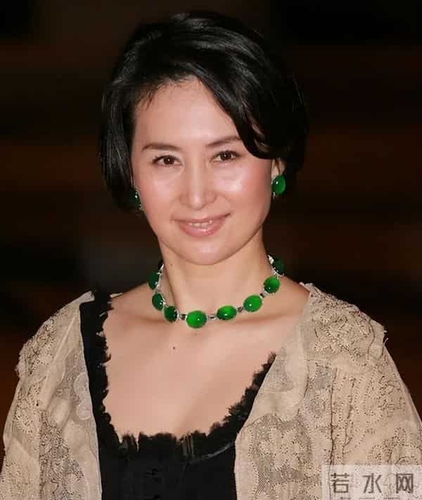 赌王去世5年，再看被何超琼抚养的“私生子”，他这盘棋下的真大