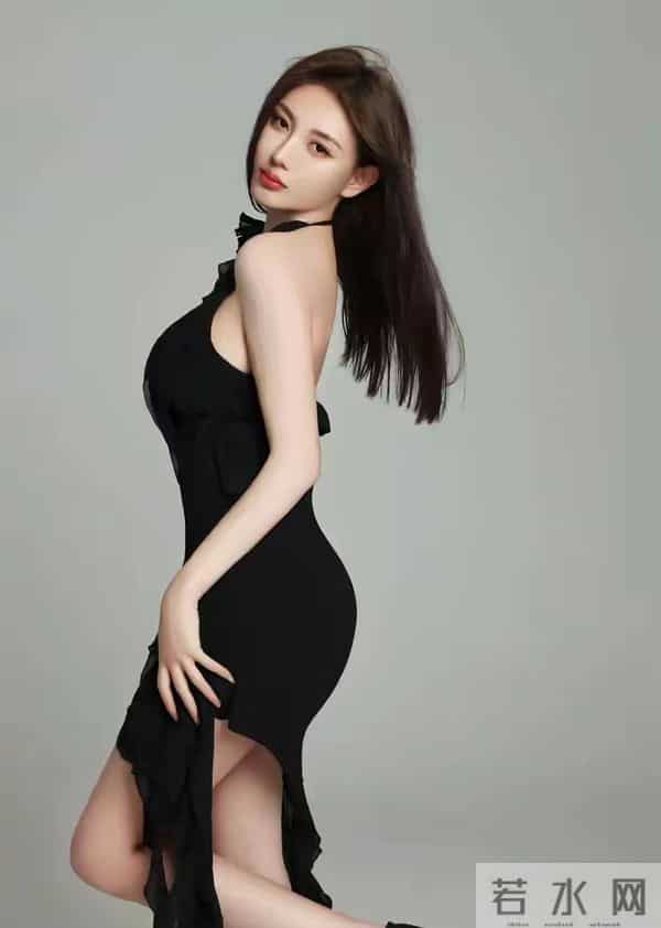 王语会，黑裙写真，显的腿白人美