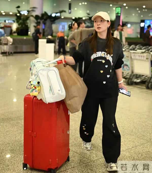 黄雅琼深圳机场抵达，黑色印花卫衣套装配米色帽，休闲随性好高级