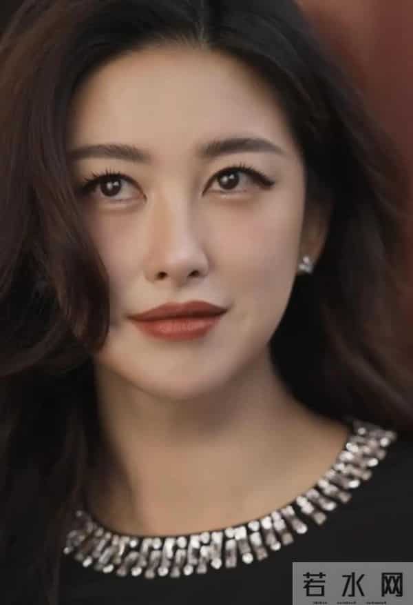 朱珠用全英文采访教翁青雅做人，41岁的她能力强，还是个好妈妈！