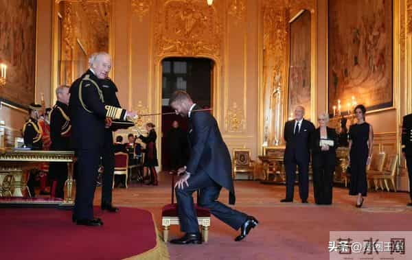 恭喜！50岁贝克汉姆正式授勋，西装可以纪念一辈子