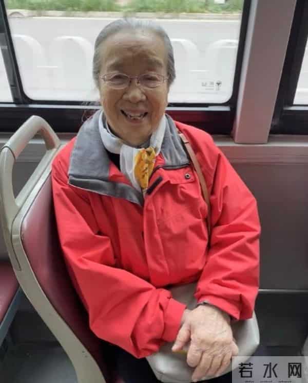 89岁李明启现身北京医院看病，打扮干净整洁，弓着背走路显苍老