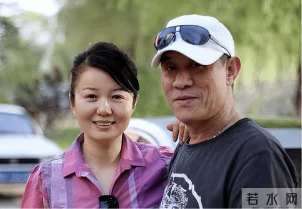 二婚嫁大13岁杜志国后，定居武汉素面朝天很自信，继子杜淳成心病