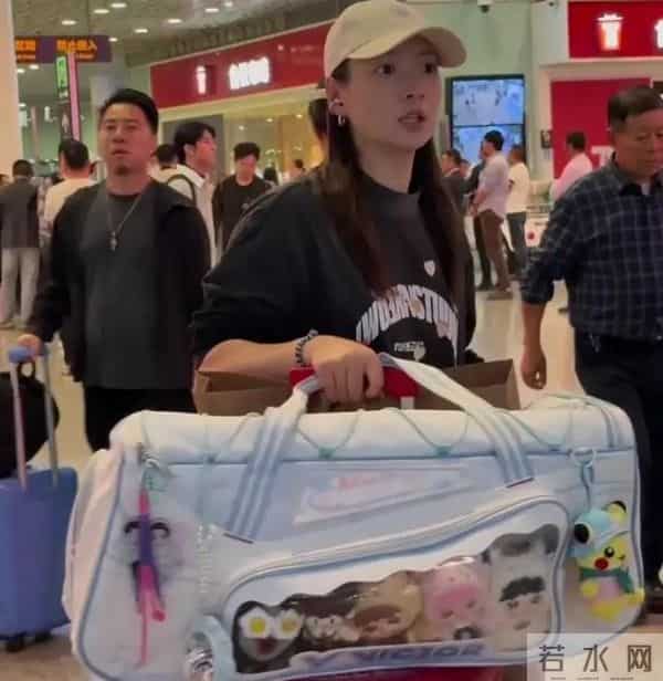 黄雅琼深圳机场抵达，黑色印花卫衣套装配米色帽，休闲随性好高级