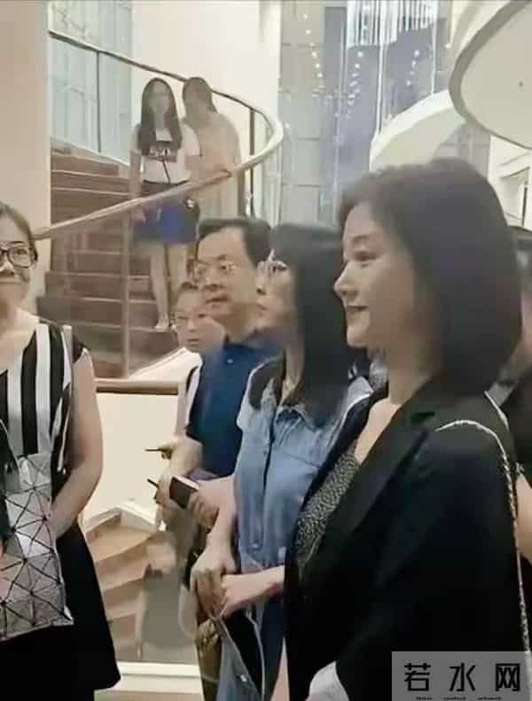 被宋祖英惊艳到了，这哪像60岁的样子，看起来像30多岁太年轻了