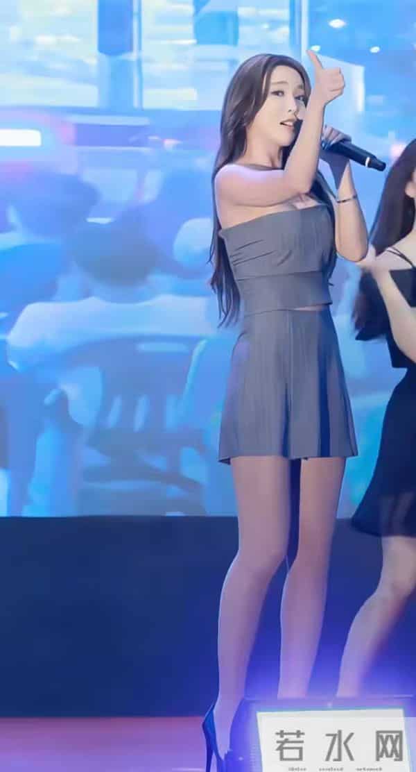 洪真英真是女人中的极品啊，圆润饱满的身材配上丝袜高跟超性感。