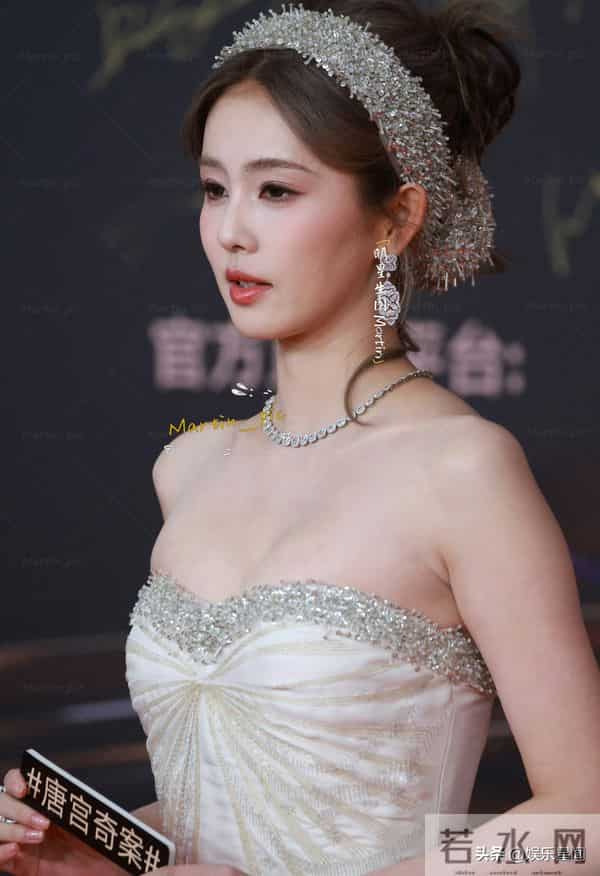 白鹿微博视界大会红毯白鹿真的牛奶皮肤好完美的身材！