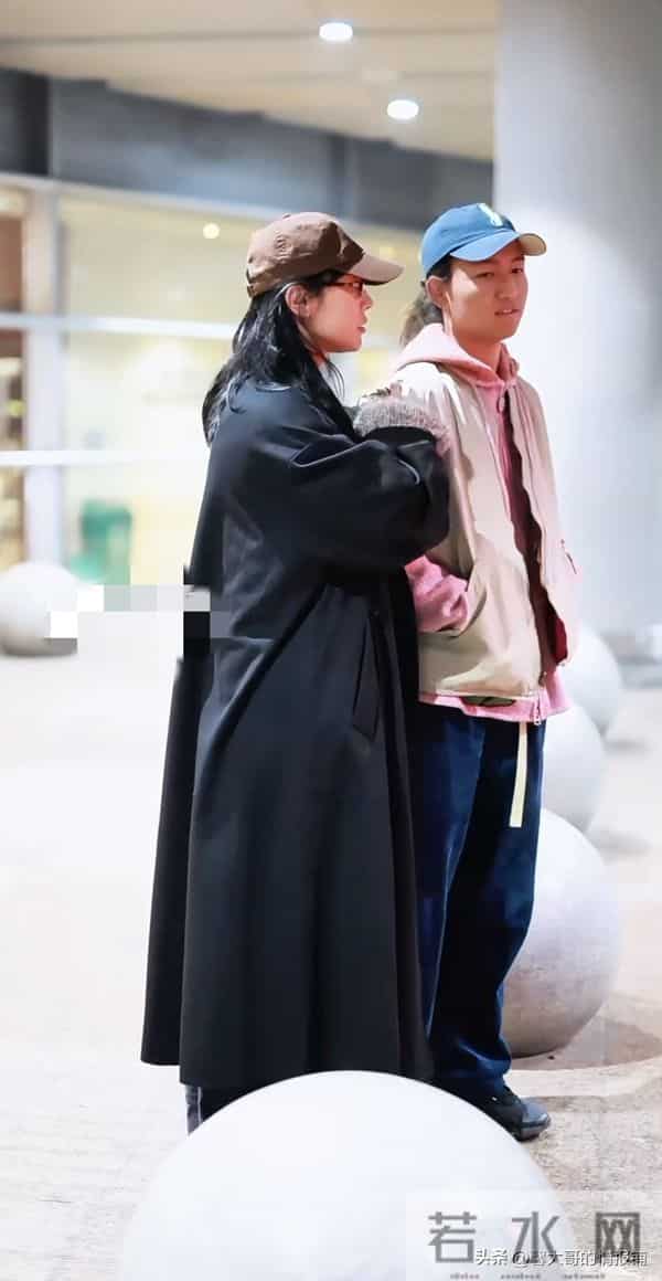 白百何大儿子现身机场，17岁元宝又高又壮，留长发扎马尾像陈羽凡