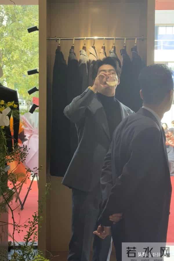 窦骁现身西安参加活动，西装革履，又高又帅，手上婚戒格外亮眼！