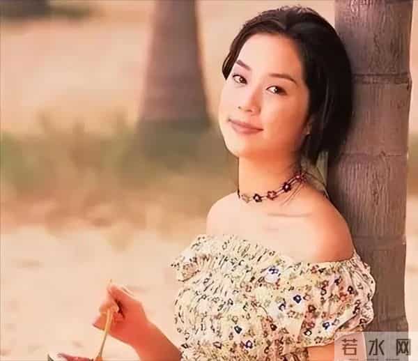 她14岁就长得“倾国倾城”,被富豪花7亿娶回家,8年生下4个娃