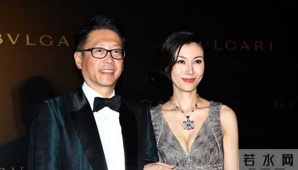 李嘉欣姐姐在上海参加继子婚礼,被敬茶笑不拢嘴,15岁儿子罕露脸