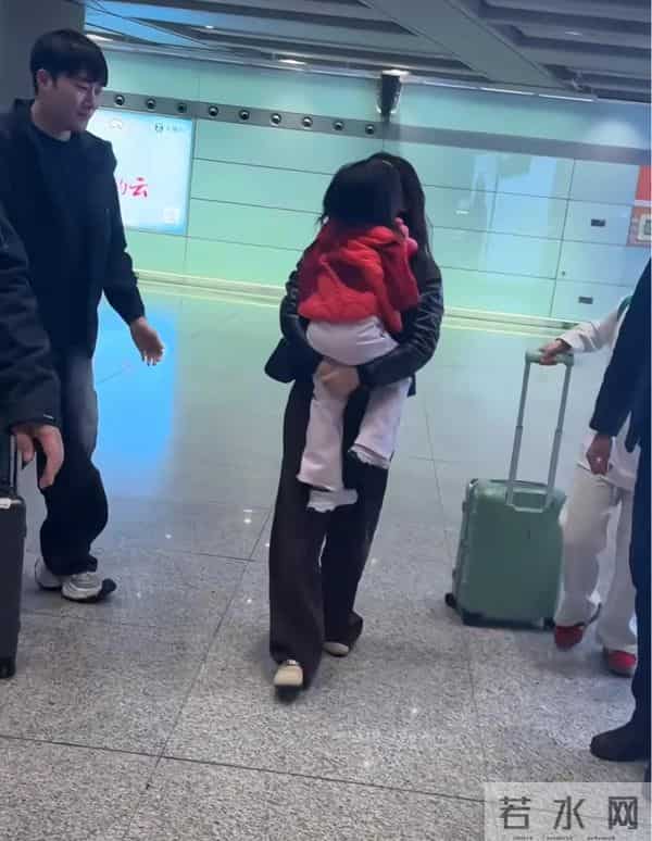 朱珠现身机场,不停撩拨头发被吐槽,女儿王珠宝接机把她扑倒了