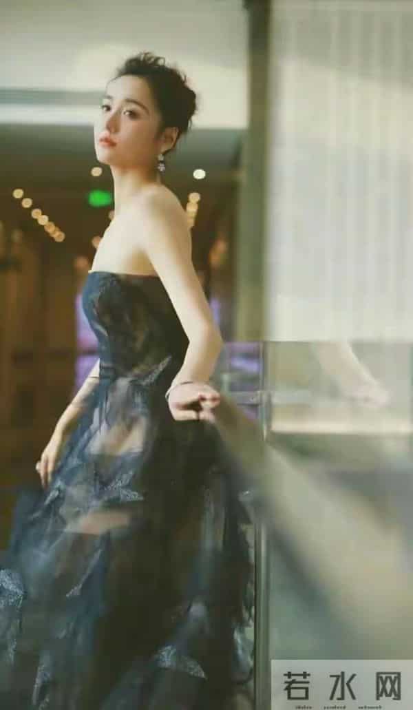 吕一，肤白貌美，体态丰腴：写真欣赏。