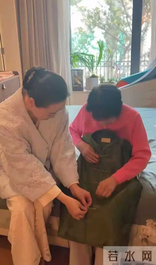 林依轮给长子庆生，26岁林子濠帅得像混血，西华蹲地照顾86岁婆婆