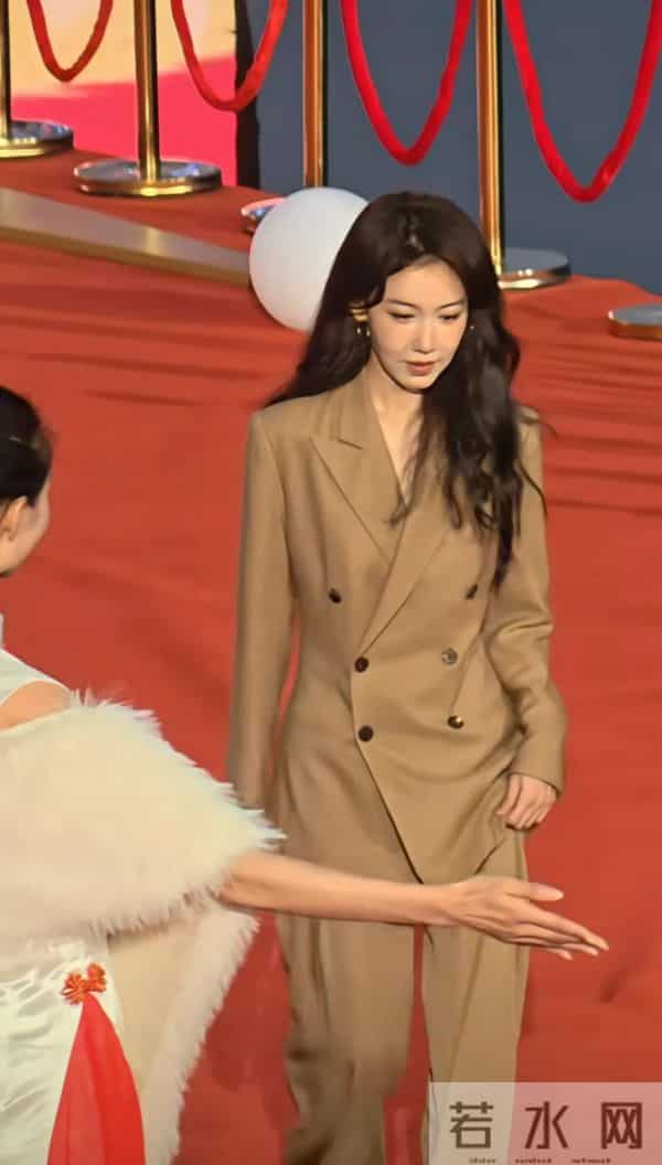 大破防！这一次，41岁的她，把过气女明星的惨，体现的淋漓尽致