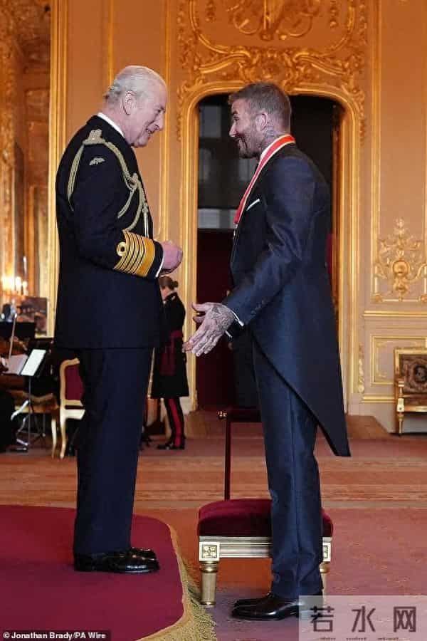 50岁贝克汉姆带妻儿领勋章,14岁小七好漂亮,布鲁克林依旧没露面