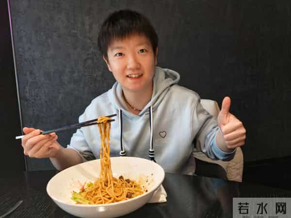 莎莎晒出和爸爸妈妈的合照,还有生日视频和烟花,好幸福哦